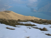 36 Chiazze di neve e lago